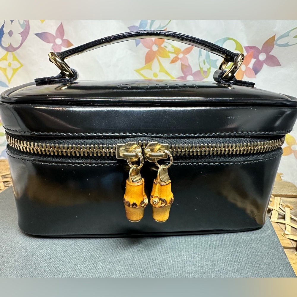 ▪️Gucci black patent leather cosmetic vanity bag with handle with box and chain